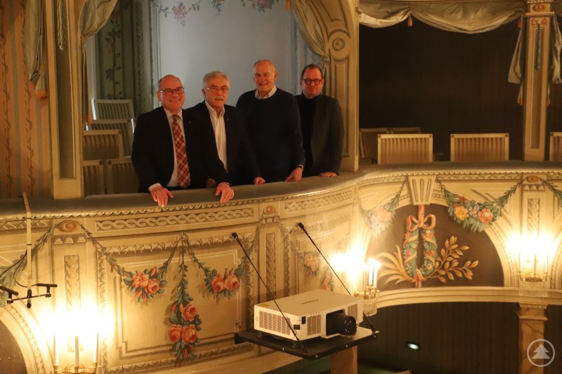 (von rechts) Kulturreferent Dr. Bernhard Forster, Zweiter Vorsitzender Theaterfreundeskreis Clemens Damberger, Erster Vorsitzender Theaterfreundeskreis Gerd Schmidt sowie Dienststellenleiter Ralf Schützenberger bei der Präsentation des Beamers im Stadttheater. 25-02-25 Theaterfreundeskreis unterstützt Beschaffung von Videobeamer.JPG