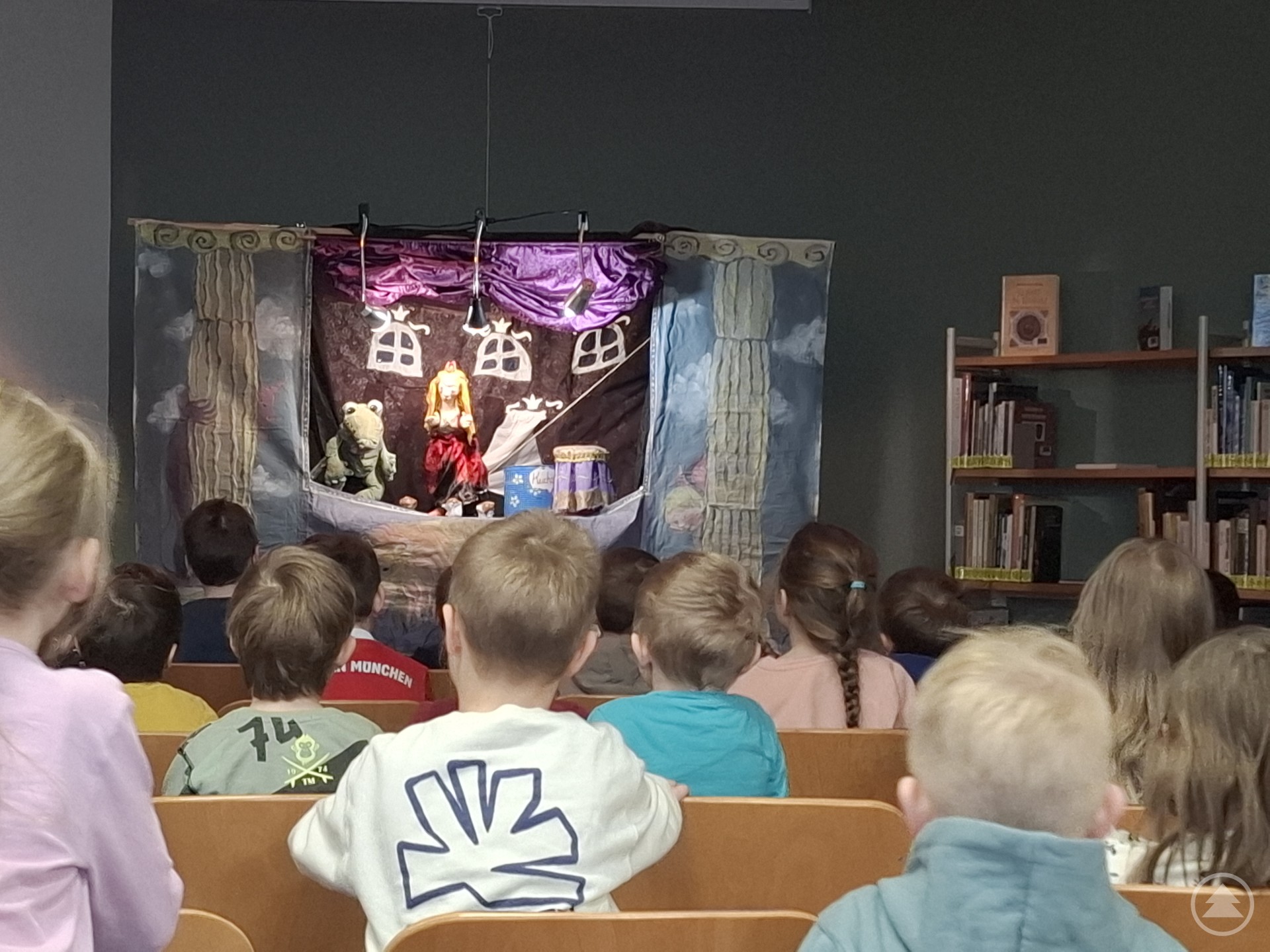 Den feierlichen Abschluss der Veranstaltungsreihe bildete ein großes Treffen aller kleinen Büchereifüchse in der Kreisbibliothek Freyung. Höhepunkt war ein besonderes Theaterstück des Königlichen Hoftheaters Lumumba aus Passau.