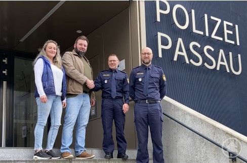 v.l.n.r.: Frau Julia Maier, Herr Michael Maier, EPHK Michael Ammerl und POK Andreas Gottinger Polizei.jpg