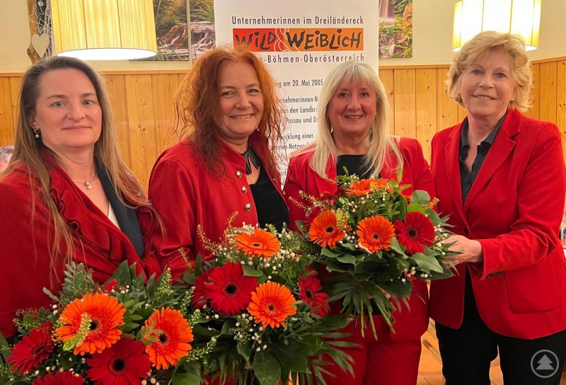 Unternehmerinnenpower in Rot: Vereinsmitglied Gabriela Römer (re.) dankte im Namen aller Mitglieder Roswitha Prasser (2.v.r.) für ihr unermüdliches 20jähriges Engagement als Vorsitzende des wild&weiblich-Unternehmerinnenvereins. Und auch Prasser bedankte sich mit einem Blumenstrauß in den Vereinsfarben bei ihren beiden Stellvertreterinnen Maria Freund (v.l.) und Manuela Binder. Unternehmerinnenpower in Rot: Vereinsmitglied Gabriela Römer (re.) dankte im Namen aller Mitglieder Roswitha Prasser (2.v.r.) für ihr unermüdliches 20jähriges Engagement als Vorsitzende des wild&weiblich-Unternehmerinnenvereins. Und auch Prasser bedankte sich mit einem Blumenstrauß in den Vereinsfarben bei ihren beiden Stellvertreterinnen Maria Freund (v.l.) und Manuela Binder.