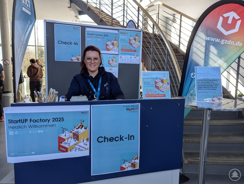 Freundliche Begrüßung beim Check-In: Hier geht die unternehmerische Reise los! Check-In-Bereich der StartUp Factory am ITC1 Deggendorf