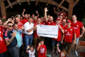 FC Bayern München Fanclub aus Waldkirchen spendet für die Rautenberg-Stiftung