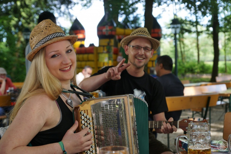 Stephanie Bildl und Thomas Röckl als Alleinunterhalter im Biergarten Hacklberg.