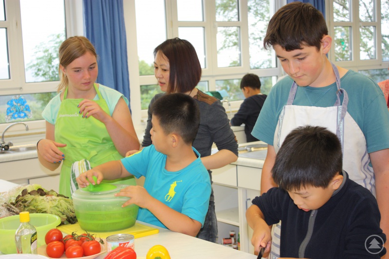 Selbst Hand anlegen durften die Pekinger Kinder beim Ausflug in die Mittelschule Hohenau, wo gemeinsam mit Hohenauer Schülern ein Drei-Gänge-Menü gekocht wurde.