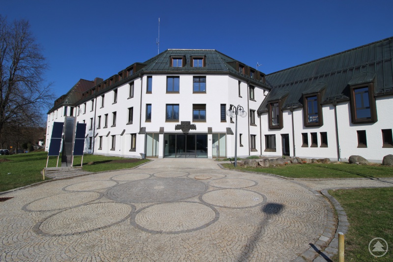 Es geht um die inneren Werte: Von außen fällt als erstes der neue Anstrich auf aber wichtiger ist eigentlich, was dahinter passiert ist. Nach einer umfassenden Sanierung ist das Dienstgebäude Königsfeld energetisch auf dem neuesten Stand.