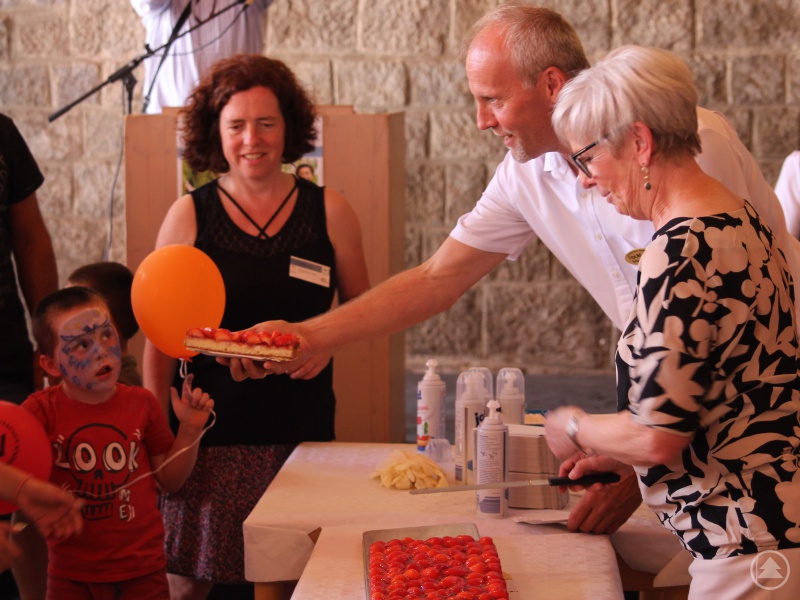 ...und überreichte Kindern die ersten Stücke.