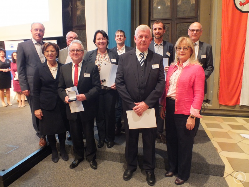 Die geehrten Prüfer aus dem Landkreis Freyung-Grafenau zusammen mit IHK-Präsident Thomas Leebmann, Staatsministerin Emilia Müller (von links) sowie stv. Landrätin Helga Weinberger (rechts)