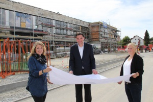 Auf der Berufsschulbaustelle wird innen und außen fleißig gearbeitet