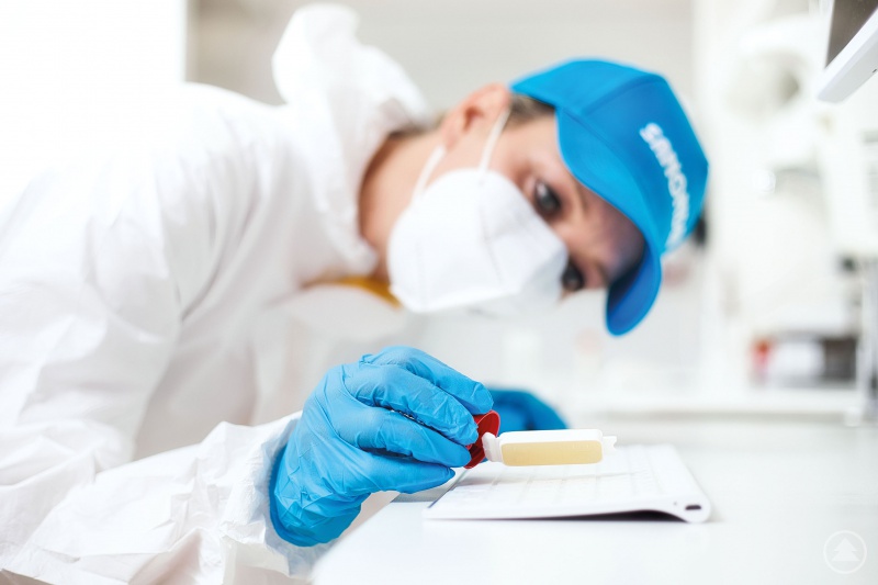 Abklatschtest von einer PC-Tastatur für einen gewissenhaften Vorher-/Nachher-Vergleich.