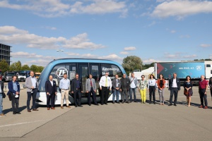 Stadtratsmitglieder testen autonom fahrendes Bus-Shuttle bei ZF in Friedrichshafen