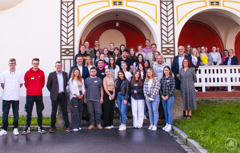 Die frisch gebackenen Auszubildenden und FSJler (Freiwilliges Soziales Jahr) des Bezirksklinikums Mainkofen mit Ihren Lehrern und Betreuern.