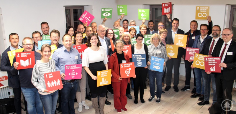 Strahlende Gesichter gab es bei der Abschlussveranstaltung des Projekts „Global Nachhaltige Kommune Bayern“. Landrat Sebastian Gruber (5.v.r.) bedankte sich bei allen am Erstellungsprozess Beteiligten, besonders bei stellvertretender Landrätin Helga Weinberger (8.v.r.) und bei Klimaschutzmanagerin Verena Holzbauer (1. Reihe 3. v.l.).