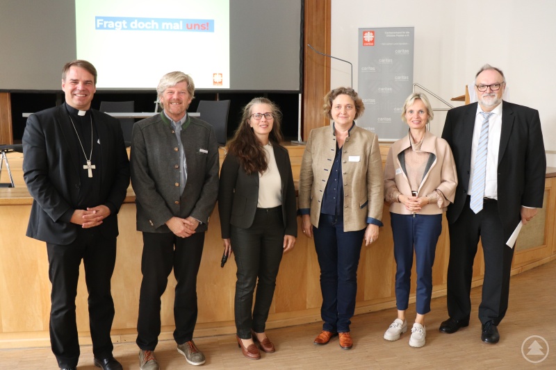 20 Jahre plus eins: Beim Jubiläum der Arbeitsgemeinschaft katholischer Einrichtungen und Dienste der Erziehungshilfen (AGkE) in der Diözese Passau. (V.li) Bischof Dr. Stefan Oster, der Vorstandsvorsitzende Johannes Erbertseder, die Geschäftsführerin Erika Paul, die Referentin Anja Sauerer, die Bezirksrätin Cornelia Wasner-Sommer und Oberbürgermeister Jürgen Dupper.