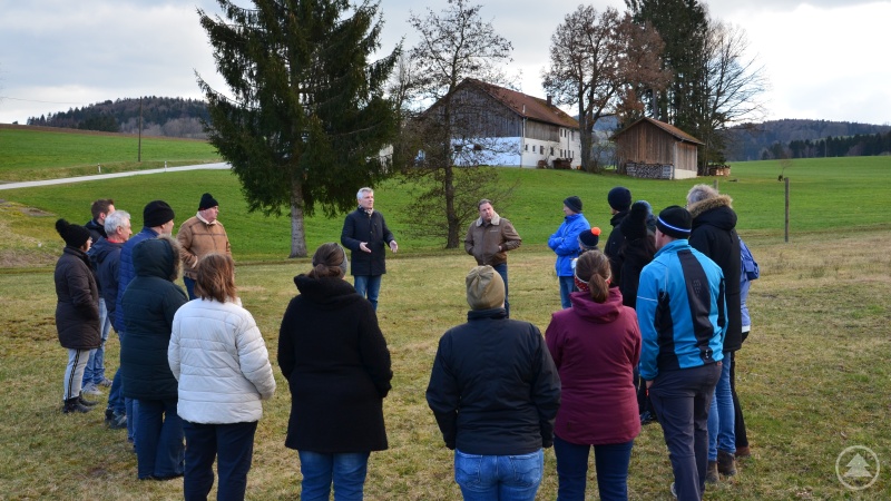 (v.l.) MdL Prof. Dr. Gerhard Waschler (Mitte) und rechts daneben Bürgermeister Adolf Barth im Gespräch mit Anwohnern im Bereich Gollnerberg.