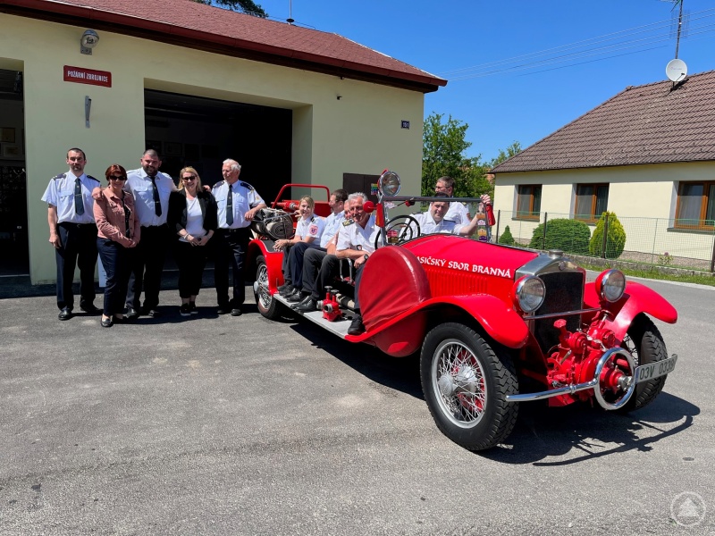 Historisches Löschfahrzeug vor dem Feuerwehrhaus der freiwilligen Feuerwehr Branna