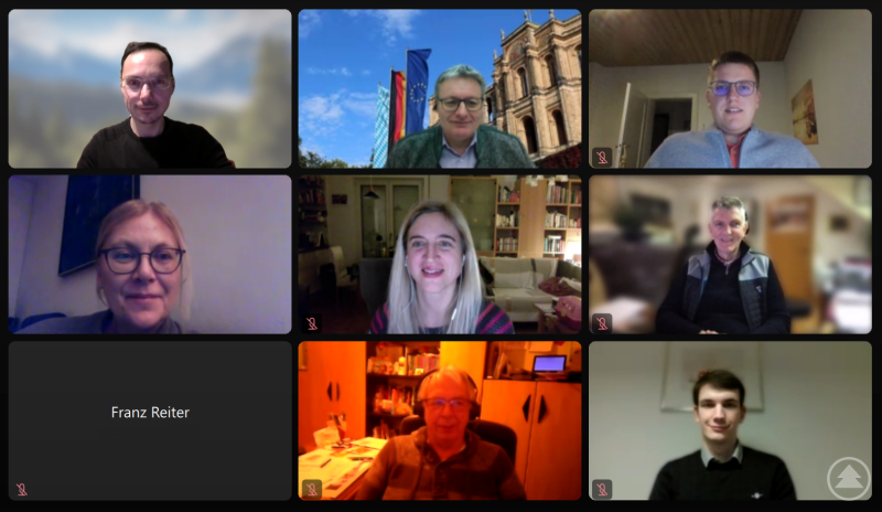 Namen der Personen auf dem Screenshot (von links nach rechts): - Reihe oben: Roland J. Kufner, Josef Zellmeier, MdL, Stephan Brunner - Reihe in der Mitte: Elisabeth Rickl, Martina Sixt, Prof. Dr. Gerhard Waschler - Reihe unten: Franz Reiter (ohne Bild), Klaus Eckl, Korbinian Deutin-ger - Nicht im Screenshot: Konrad Hinterdobler