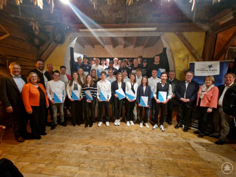Internationale Wettkämpfe – alle Geehrten bei Europa-, Weltmeisterschaften etc. mit Ehrengästen um Landrat Laumer