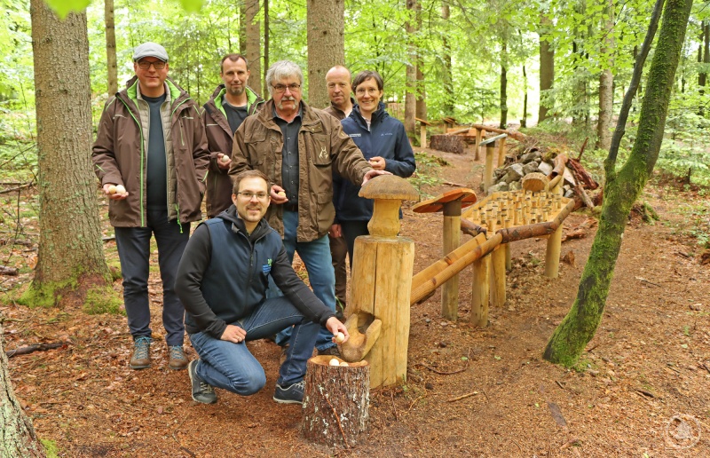 Freuten sich über die gelungene Installation der Kugelbahn: Nationalparkleiterin Ursula Schuster, Tobias Windmaißer vom BUND (unten), Kugelbahn-Bauer Kaspar Schreiner (Mitte) und die Mitarbeiter vom Haus zur Wildnis, im Bild Josef Schönberger (von links), Martin Weber und Max Schwarz.