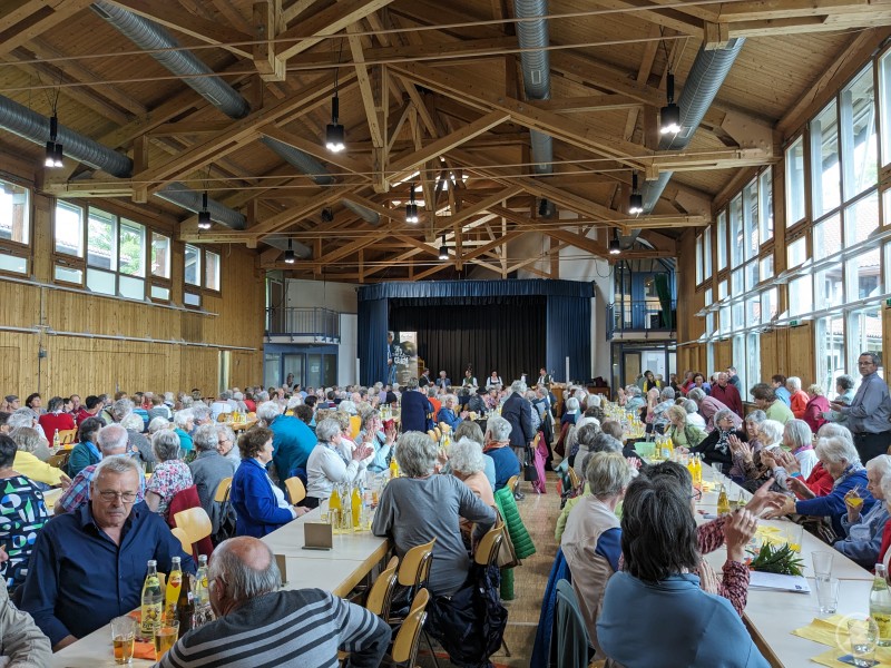 Zahlreiche Seniorinnen und Senioren freuen sich jedes Jahr auf den Ilzer Land Seniorenausflug. Neben Programmhöhepunkten kommt auch das Ratschen nie zu kurz – weder letztes Jahr in Röhrnbach noch bei der geplanten Schifffahrt im April mit aktuell 440 Teilnehmenden. 01_Seniorenausflug 2024.jpg