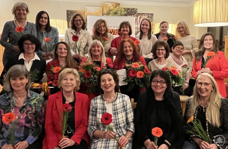 Die wild&weiblich-Vorsitzende Roswitha Prasser (2. Reihe, 3.v.l.) fühlte sich schon immer am wohlsten im Kreis ihrer Vereinsmitglieder. Zusammen mit ihren Stellvertreterinnen Maria Freund (2. Reihe, 2.v.l.) und Manuela Binder (2. Reihe, 4.v.l.) sowie den beiden Kassenprüferinnen Alexandra Horsch (2. Reihe li.) und Ulrike Bauer (2. Reihe, 5.v.l.) gab es mit den anwesenden Mitgliedern ein Erinnerungsfoto nach der Auflösung des Vereins. Die wild&weiblich-Vorsitzende Roswitha Prasser (2. Reihe, 3.v.l.) fühlte sich schon immer am wohlsten im Kreis ihrer Vereinsmitglieder. Zusammen mit ihren Stellvertreterinnen Maria Freund (2. Reihe, 2.v.l.) und Manuela Binder (2. Reihe, 4.v.l.) sowie den beiden Kassenprüferinnen Alexandra Horsch (2. Reihe li.) und Ulrike Bauer (2. Reihe, 5.v.l.) gab es mit den anwesenden Mitgliedern ein Erinnerungsfoto nach der Auflösung des Vereins.