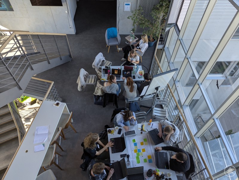 Über alle Stockwerke verteilt wurde fleißig an Geschäftsideen, der Kundenvalidierung oder Marktforschung getüftelt Teilnehmende der Deggendorfer StartUP Factory arbeiten gemeinsam Geschäftsideen aus