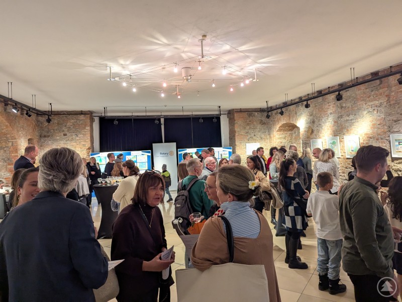 Gäste bei der Vernissage und Preisverleihung des 7. Rotary-Kunstmalwettbewerbs