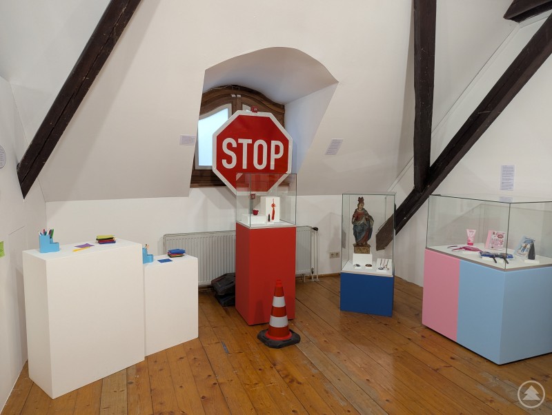 Farben begleiten uns in den unterschiedlichsten Formen und Variationen durch den Alltag. Stop-Schild und andere Alltagsgegenstände in verschiedenen Farben