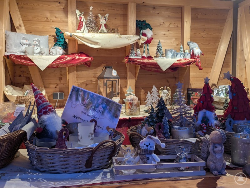 Handgefertigte Weihnachtsgeschenke und Dekoration am Marktstand