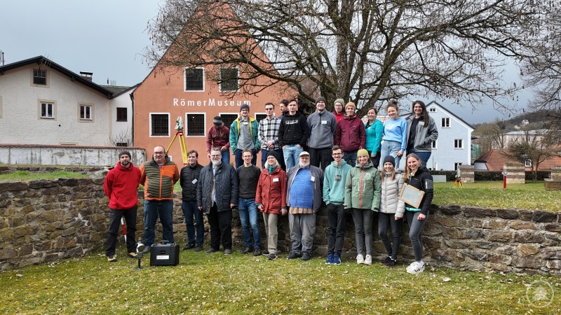 Bürgermeister Andreas Rother (vorne, 4. von links), Stadtarchäologe und Museumsleiter Dr. Thomas Maurer (vorne, 2. Von links) gemeinsam mit den Studierenden, Professoren und fachkundigen Lehrkräften der Hochschule München. Eine größere Gruppe von Studierenden und Lehrkräften steht vor dem Gebäude des Römermuseums Kastell Boiotro in Passau und posiert gemeinsam für ein Gruppenfoto im Außenbereich.