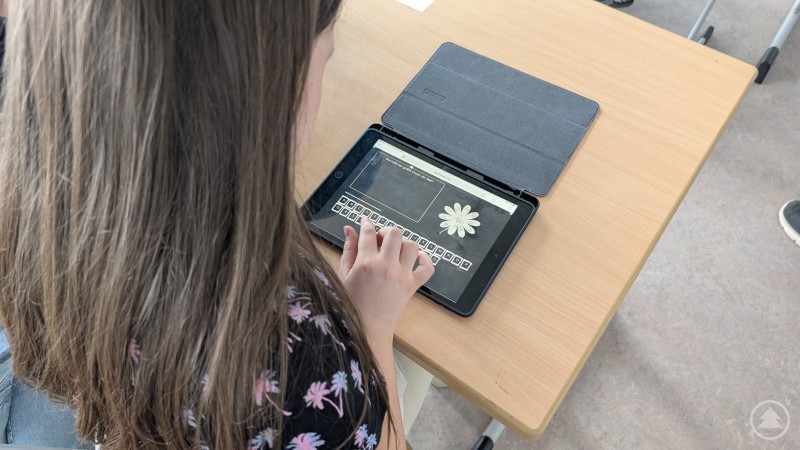 Übungen mit den neuen digitalen Medien kamen am Tag der offenen Tür nicht zu kurz. Eine Schülerin arbeitet an einem Tablet auf einem Tisch und probiert digitale Anwendungen aus.