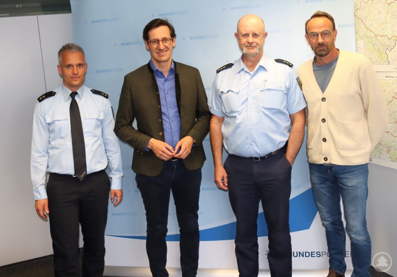 MdL Stefan Ebner (2.v.l.) bei seinem Besuch der Bundespolizei in Passau gemeinsam mit Inspektionsleiter Stephan Schrottenbaum (2.v.r.), Polizeioberrat Hans Zettl (l.) und Personalratsvorsitzendem Oliver Aigner Vier Männer stehen vor einer Bundespolizei Hintergrundwand, darunter ein Politiker und drei Polizeibeamte in Uniform