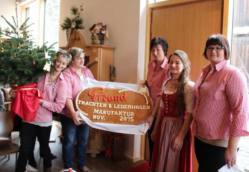 Stellvertretend für alle Mitarbeiterinnen überraschten Bettina Weihermann (v.r.), Monika Moosbauer, Caro Graßl, Berta Mühlbauer, Maria Freund (2.v.r.) mit einem großen Brot verziert mit dem Firmennamen und dem Eröffnungsmonat.
