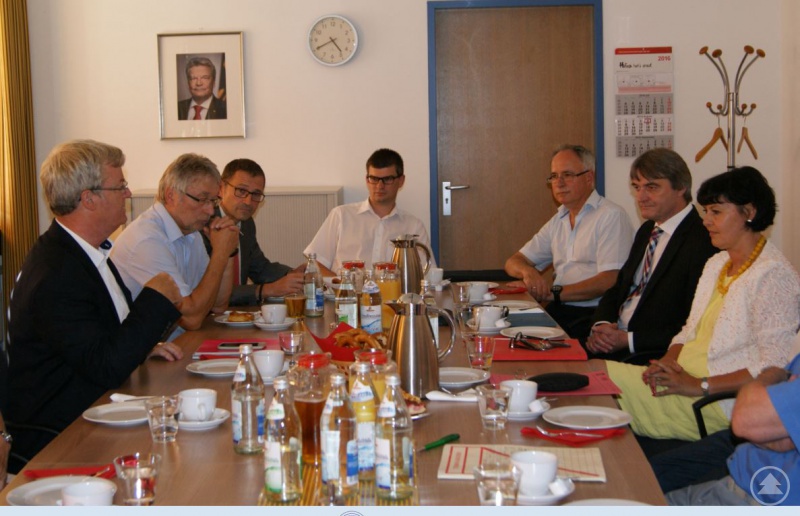 von links nach rechts: Peter Clever (Vorsitzender des Verwaltungsrates der Bundesagentur für Arbeit), Josef Meisinger (Personalratsvorsitzender Arbeitsagentur Passau), Hermann Käser (Bereichsleiter Arbeitsagentur Passau), Andreas Mautner (Arbeitsvermittler Arbeitsagentur Passau), Ludwig Kapsreiter (Berufsberater Arbeitsagentur Passau), Dr. Klaus Stein (Vorsitzender der Geschäftsführung der Agentur für Arbeit Passau), Eva-Maria Kelch (Geschäftsführerin Operativ der Agentur für Arbeit Passau)