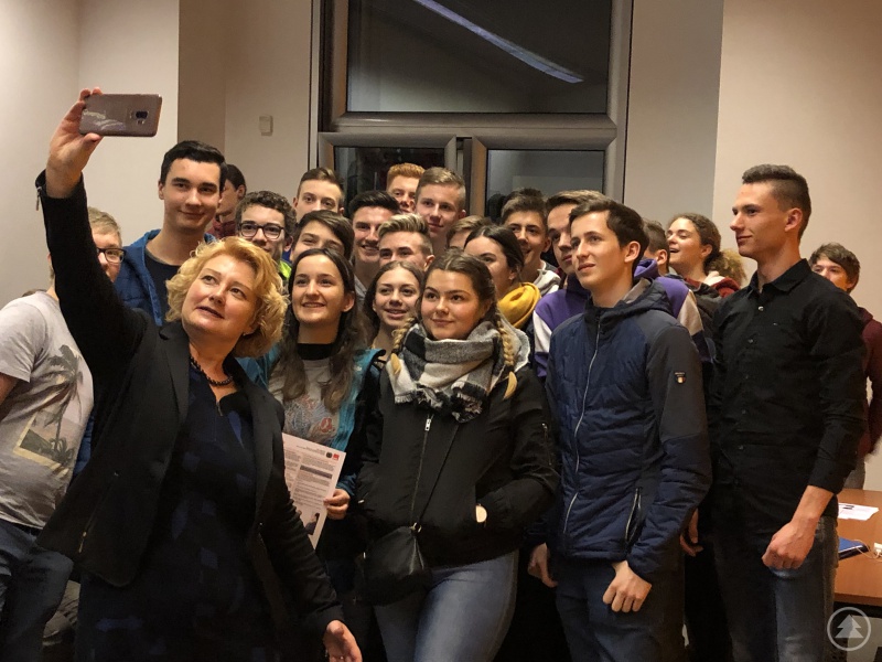 Ein gemeinsames Selfie der Klassen 10a und 10c mit der Parlamentarischen Staatssekretärin Rita Hagl-Kehl im Bundestag.