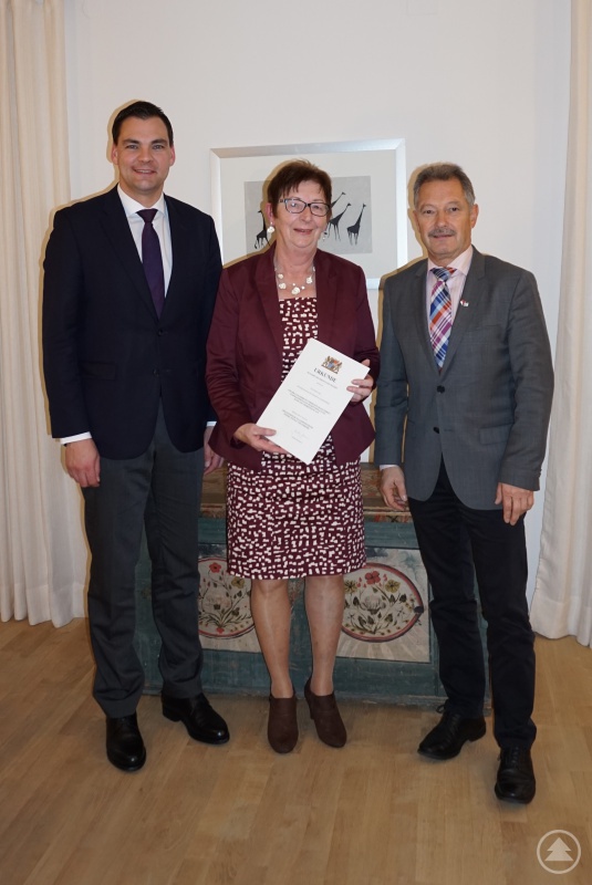 (v. li.) Landrat Sebastian Gruber mit der 3. Bürgermeisterin der Gemeinde St. Oswald-Riedlhütte Monika Lang gemeinsam mit dem 1. Bürgermeister der Gemeinde St. Oswald-Riedlhütte Helmut Vogl