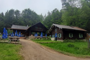 Eine Idylle mitten im Wald - Die Racheldiensthütte