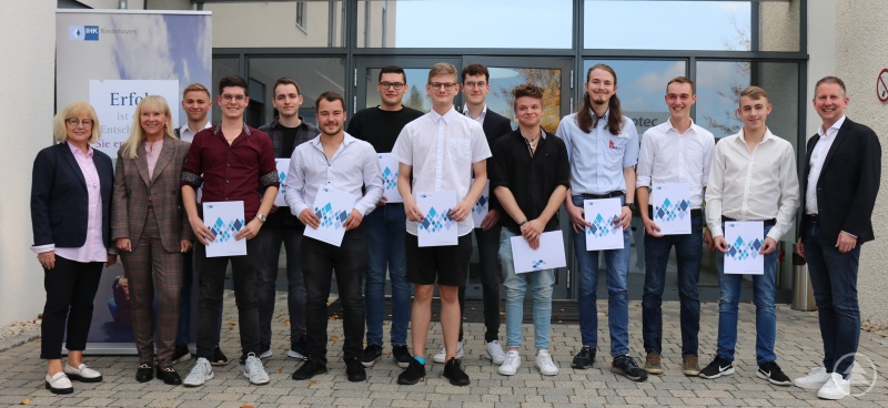 Die elf ausgezeichneten Einser-Azubis mit ihren Urkunden. Ihnen gratulierten der stellvertretende Vorsitzende des IHK-Gremiums Freyung-Grafenau Johannes Huber (rechts) sowie die stellvertretende Landrätin Helga Weinberger (links) und die Leiterin des Beruflichen Schulzentrums Waldkirchen Elvira Wudy-Engleder (2.v.l.).