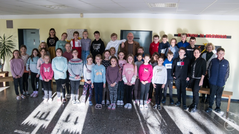 1. Reihe, 2. von links: Astrid Glaser, 2. Reihe, 2. von rechts: Anneliese Stadler, hintere Reihe, Mitte: Manfred Eibl