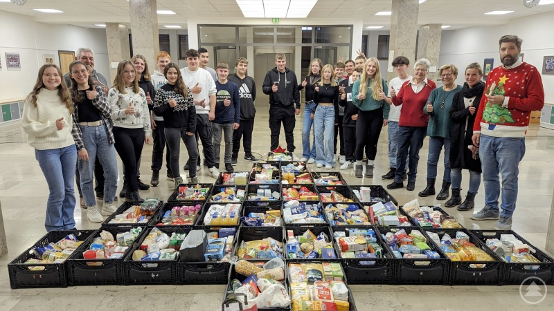 Stellvertretend für die Realschule Grafenau übergaben die Schülersprecher und die Klasse 9a über eine Tonne Lebensmittel an die Grafenauer Tafel (v. rechts Schulleiter Ferdinand Klingelhöfer, Religionslehrkraft und Organisatorin Stephanie Müller-Peter, Elisabeth Scheueregger und Heidi Haslinger von der Tafel Grafenau).
