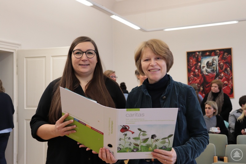 Im Gespräch über die Kursinhalte: Die Kursleiterin Andrea Irouschek (re.) und Stefanie Stadlbauer, Kinderpflegerin in Kita St. Marien in Schaibing.