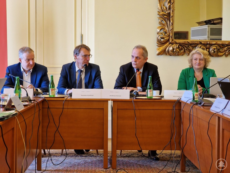 Gemeinsames Bild des Verwaltungsrates mit den Vorsitzenden Rita Hagl-Kehl (SPD-Bundestagsabgeordnete, 1.v.re.) und Jindřich Fryč (4.v.re.), sowie Andreas Künne (2.v.re.) und Jaroslav Kurfürst (3.v.re.)