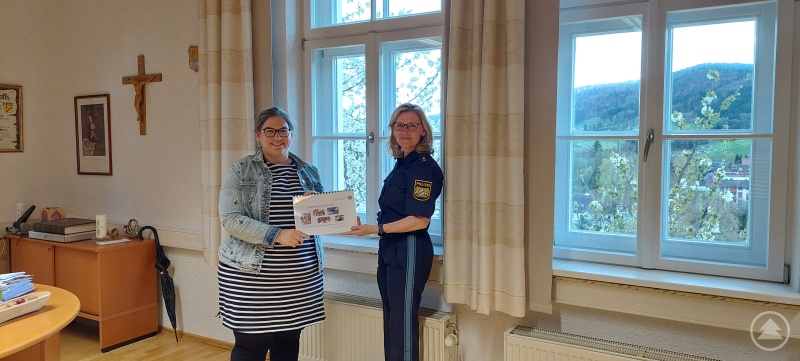 Bürgermeisterin Dr. Carolin Pecho und Polizeioberrätin Ingrid Grötzinger freuen sich über eine gute Sicherheitslage