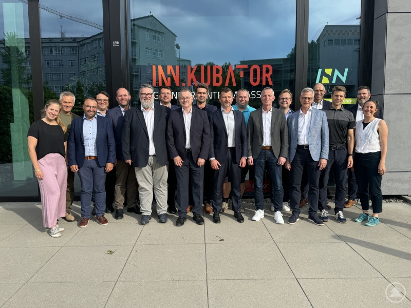 Die Mitglieder des neuen Sponsorenbeirats freuen sich mit Bürgermeister Andreas Rother (6. von links) über die positive Entwicklung des INNKUBATORs.