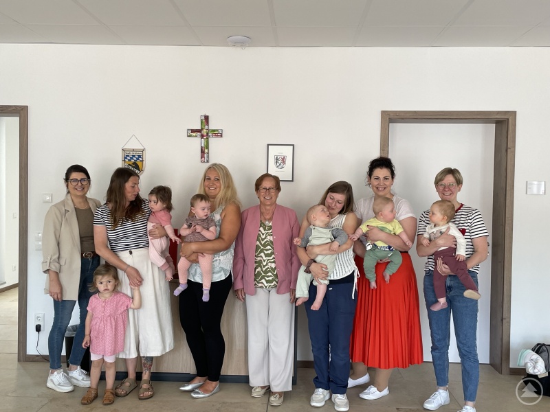 „Familienfoto“: Die fünf „neuen“ Mamas im Caritasverband Freyung-Grafenau e.V. mit Alexandra Aulinger-Lorenz (hauptberufliche Vorständin, li.) und der Ideengeberin und Moderatorin in des 1. Caritas-Babytreffs, Margarethe Aigner (Fachberaterin Mitarbeiter-Pastoral, 4. v. re.)
