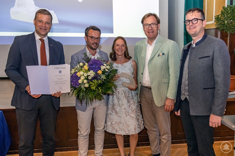 (im Bild v. l.): Bezirkstagspräsident Dr. Olaf Heinrich, Thomas und Diana Mittermeier, Bezirkstagsvizepräsident Dr. Thomas Pröckl, und Bezirksheimatpfleger Dr. Clemens Knobling