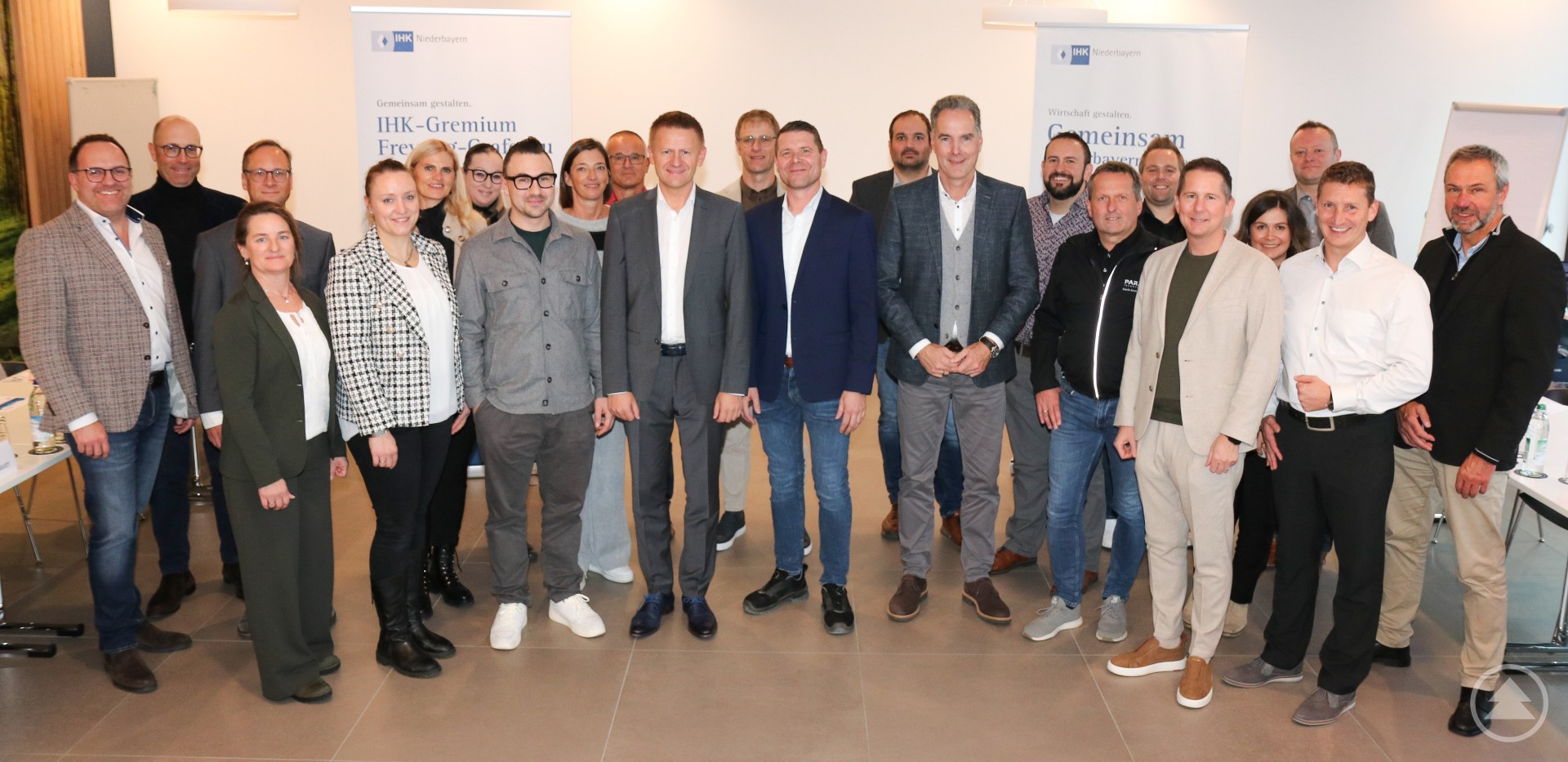Das IHK-Gremium Freyung-Grafenau um seinen Vorsitzenden Jürgen Greipl (vorne 5.v.l.) sowie IHK-Hauptgeschäftsführer Alexander Schreiner (vorne 6.v.l.) diskutierte über die aktuellen Herausforderungen der regionalen Wirtschaft.