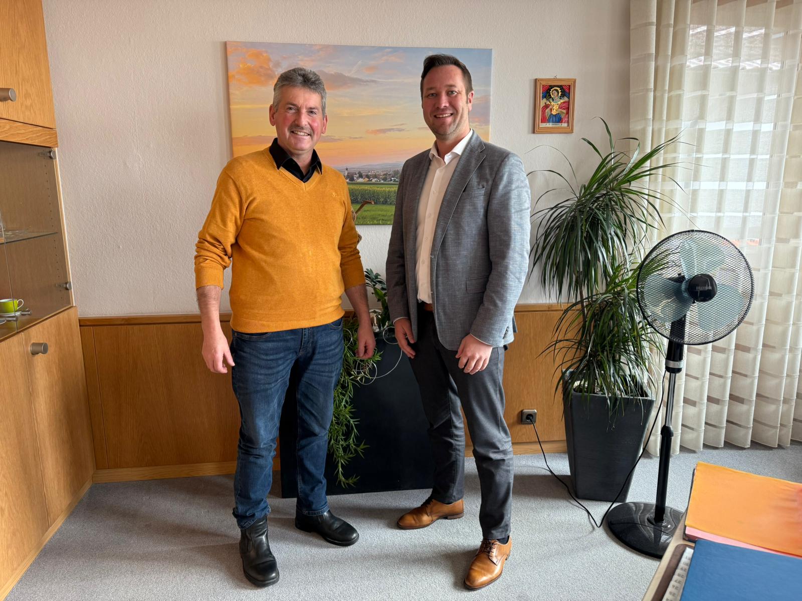 MdL Josef Heisl zu Besuch beim 2. Bürgermeister Franz Mautner in Thyrnau. Im Mittelpunkt des Gesprächs standen die Herausforderungen der Bürokratie, finanzielle Belastungen durch Sanierungen und der Ausbau der Verkehrsinfrastruktur.