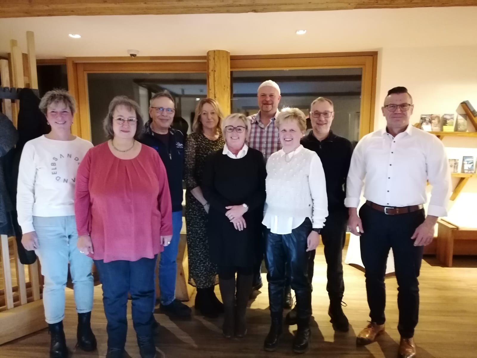 Einrichtungsleiter Gerald Schröder, 3. v.l. 1. Vorsitzender der Mitarbeitervertretung August Bastl mit den geehrten Mitarbeiterinnen und Mitarbeitern.