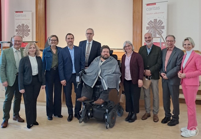 Von links nach rechts: Gerhard Krinninger als Einrichtungs- und Fachbereichsleiter Frühförderung Passau verabschiedet; Petra Haderer-Moser als neue Leiterin des Caritas Frühförderungsdienstes Passau; Andrea Anderlik, Diözesan-Caritasdirektorin und Vorständin; Martin Gallitzendörfer, Referatsleiter in der Sozialverwaltung des Bezirks Niederbayern; Alban Westenberger, Fachanwalt für Sozial- und Versicherungsrecht; Thomas Bannasch, Geschäftsführer der LAG Selbsthilfe Bayern; Sabine Wolf und Dr. med. Gerhard Herrmann, Geschäftsführer:innen der Arbeitsstelle Frühförderung Bayern; Bertin Abbenhues, Abteilungsleiter Teilhabeleistungen für Kinder und Jugendliche bei der Katholischen Jugendfürsorge der Diözese Regensburg e. V.; Cornelia Wasner-Sommer, stellvertretende Landrätin, Bezirksrätin und 1. Vorsitzende des Fördervereins des Frühförderungsdienstes Foto_Tagungsteam.jpg