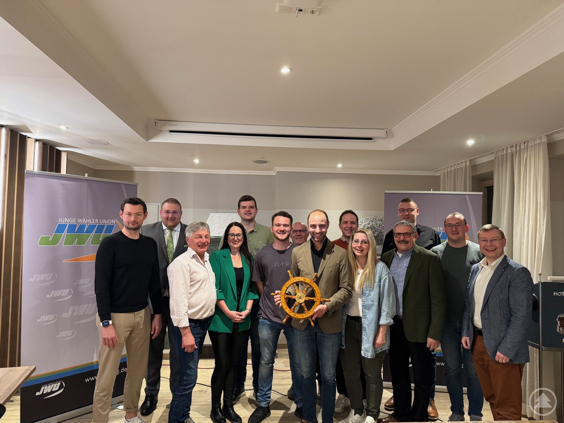 Die neue Vorstandschaft der JWU Freyung mit Ehrengästen (v.l.n.r): Rainer Jungwirth, der bisherige Vorsitzende Christoph Weishäupl, Bürgermeister Leo Meier, Jaroslava Pongratz, Kassier Martin Höppler, Beisitzer Matthias Kerschbaum, Kreisrat Wilhelm Sitter, der neue 1. Vorsitzende Dr.-Ing. Sebastian Weber, Bürgermeister Gerhard Poschinger, Schriftführerin Sabrina Lucksch, CSU-Ortsvorsitzender Otto Christoph, 3. Bürgermeister Christoph Endl, 2. Vorsitzender Ludwig König und Sebastian Schlutz.